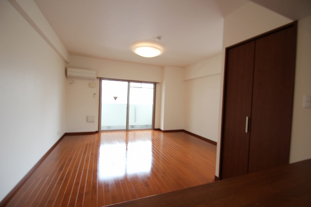 居室・リビング　同物件別号室のものです。