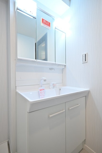 洗面設備　独立洗面台、朝の身支度には欠かせません