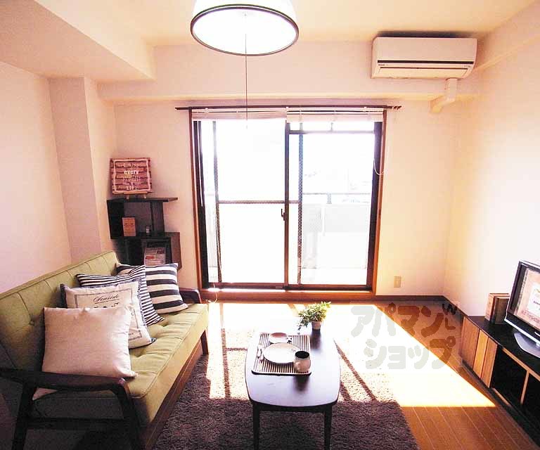 居室・リビング　南向きの洋室です。