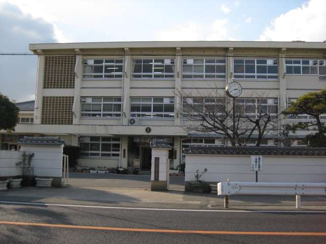 小学校　奈良市立都跡小学校（小学校）まで307m