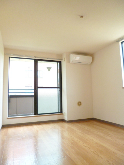 居室・リビング　★陽の差し込む洋室★