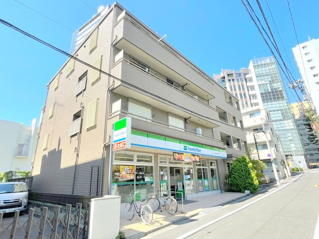 コンビニ　ファミリーマート代々木三丁目店（コンビニ）まで445m