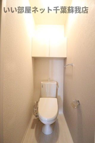 トイレ　落ち着いた色調のトイレです