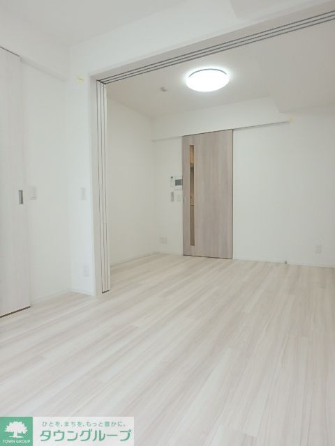 居室・リビング　ハンズフリーカラーモニタ付インターホンあり☆