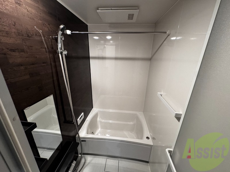 バス・シャワールーム　こちらはお風呂になります。綺麗なお風呂で疲れを癒せますね。