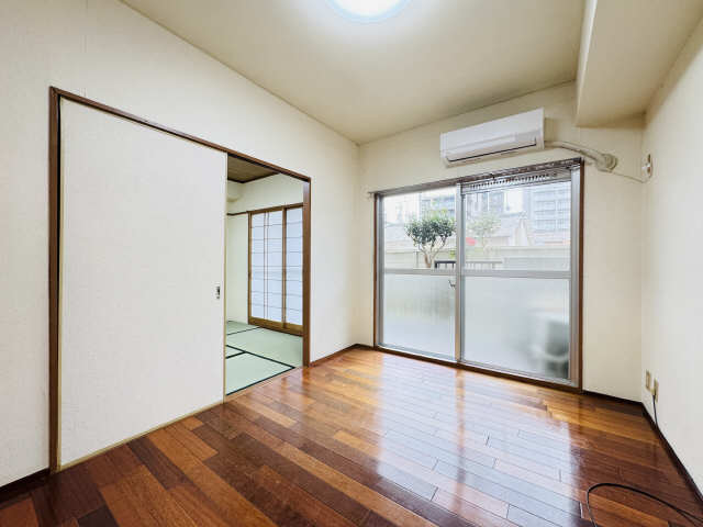 居室・リビング　南側の洋室です