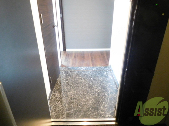 玄関　玄関も高級感のある石素材を使っております