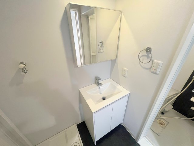 洗面設備　身支度が出来る独立洗面台です。