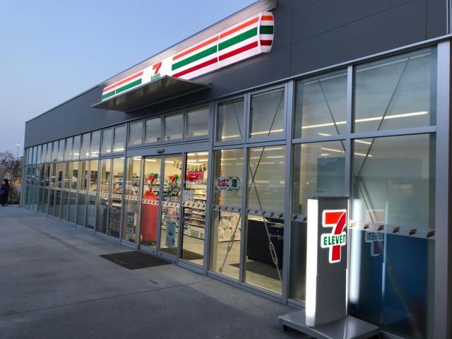 コンビニ　セブンイレブン道の駅まえばし赤城店（コンビニ）まで807m