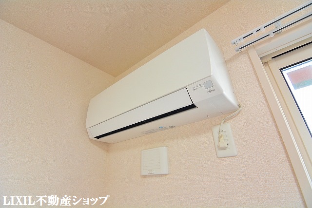 その他設備　北側の洋室にもエアコンがあります。
