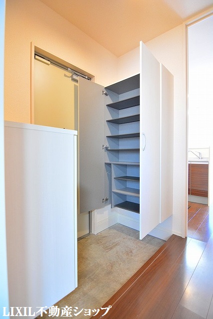 玄関　玄関ホールと玄関収納です。収納は２個あります。