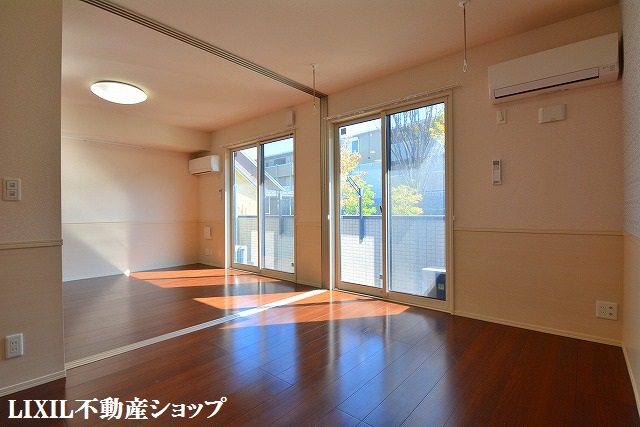 その他　南側６帖の洋室です。