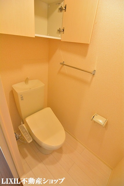 トイレ　上部に収納がある温水洗浄暖房便座のトイレです。