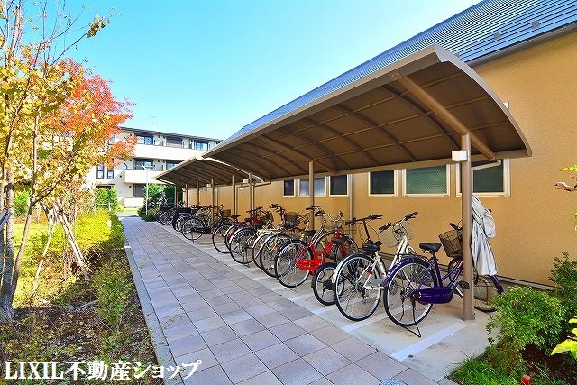 その他共有部分　敷地内に屋根付きの駐輪場があります。
