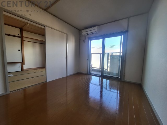 居室・リビング　床色が落ち着いた色合いで、とてもきれいです。