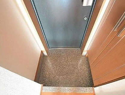 玄関　別部屋の写真を使用しております。