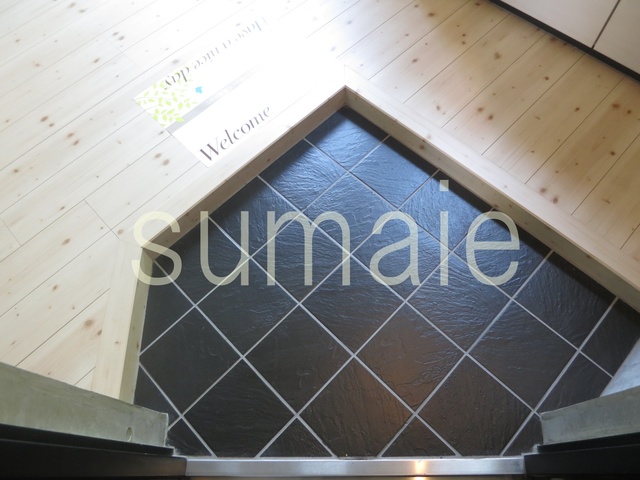 玄関　黒タイルの玄関です！