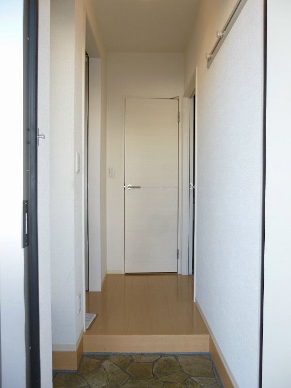 玄関　※写真は101号室です（反転）
