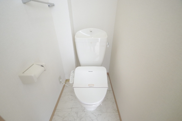 トイレ　温水シャワー付きトイレです