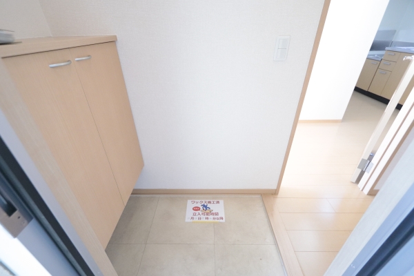 玄関　玄関を入るとホールがあります