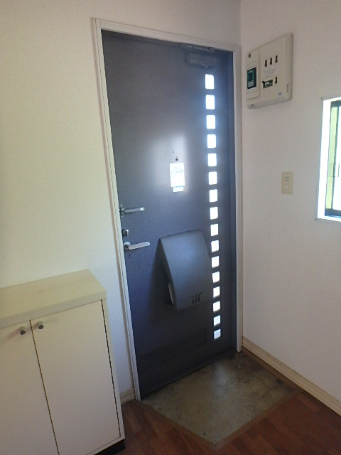 玄関　陽が差し込む玄関で毎朝スッキリとスタート出来そうですね