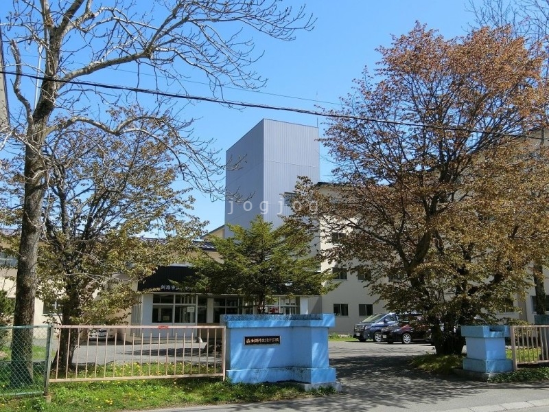 コンビニ　セブンイレブン釧路新富士通店（コンビニ）まで442m