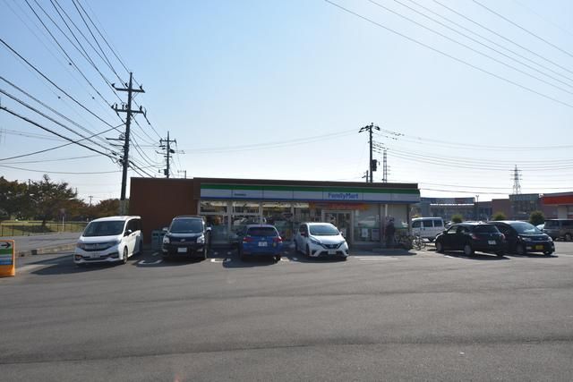 コンビニ　ファミリーマート伊奈学園前店（コンビニ）まで523m