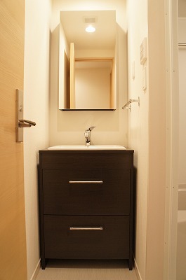 洗面設備　明るい洗面所です