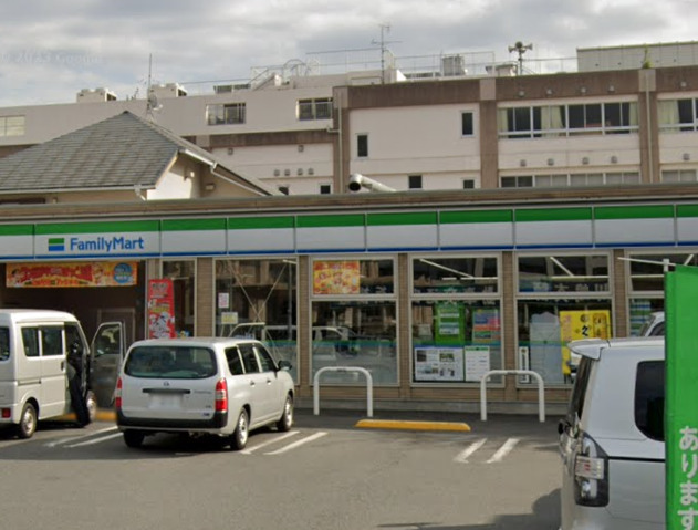 コンビニ　ファミリーマート（コンビニ）まで568m