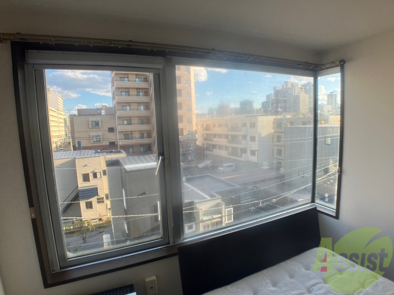 バルコニー　窓からの日光は気持ちを明るくしてくれますね！