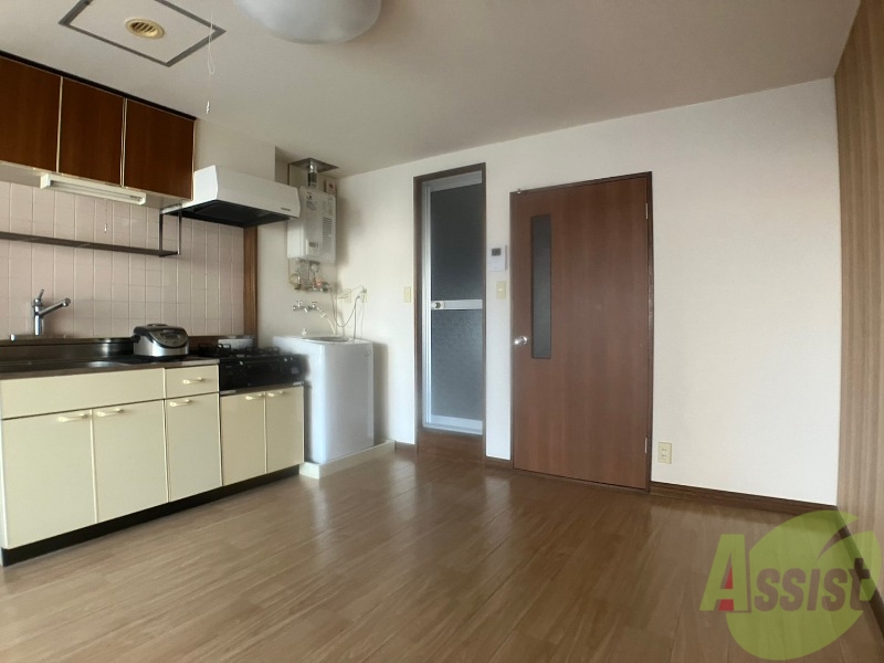 居室・リビング　木目のフローリングは落ち着きのある印象のお部屋になりますね。