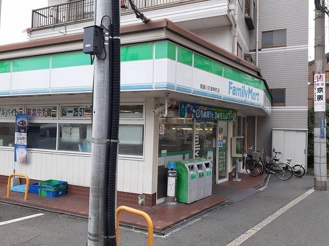 コンビニ　ファミリーマート石津南町店様（コンビニ）まで750m