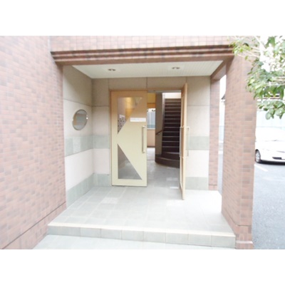 エントランス　【南向き角部屋で陽当たり良好♪】