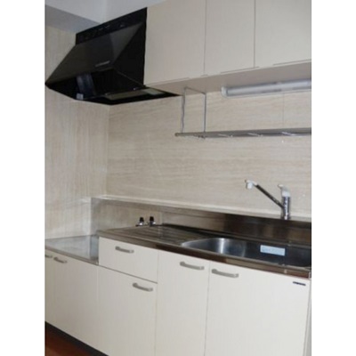 キッチン　【南向き角部屋で陽当たり良好♪】