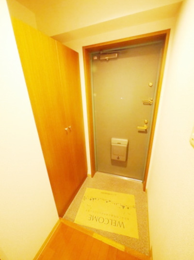 玄関　【南向き角部屋で陽当たり良好♪】