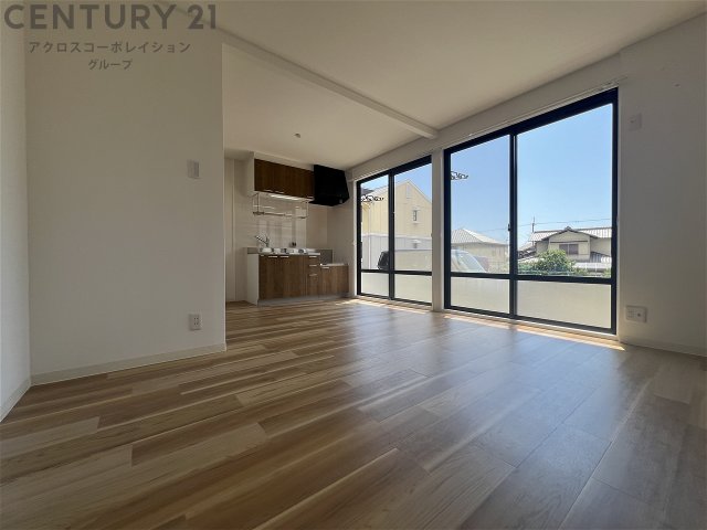 居室・リビング　床色が落ち着いた色合いで綺麗です♪