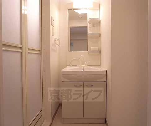 洗面設備　シャンプードレッサ付きの独立洗面台です。