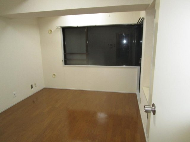 居室・リビング　落ち着いた色調の洋室です