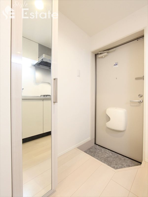 玄関　玄関★シューズボックス付★全身鏡付