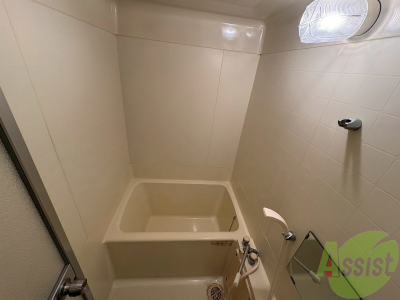 バス・シャワールーム　浴槽が広いので日々の疲れも癒されますね。