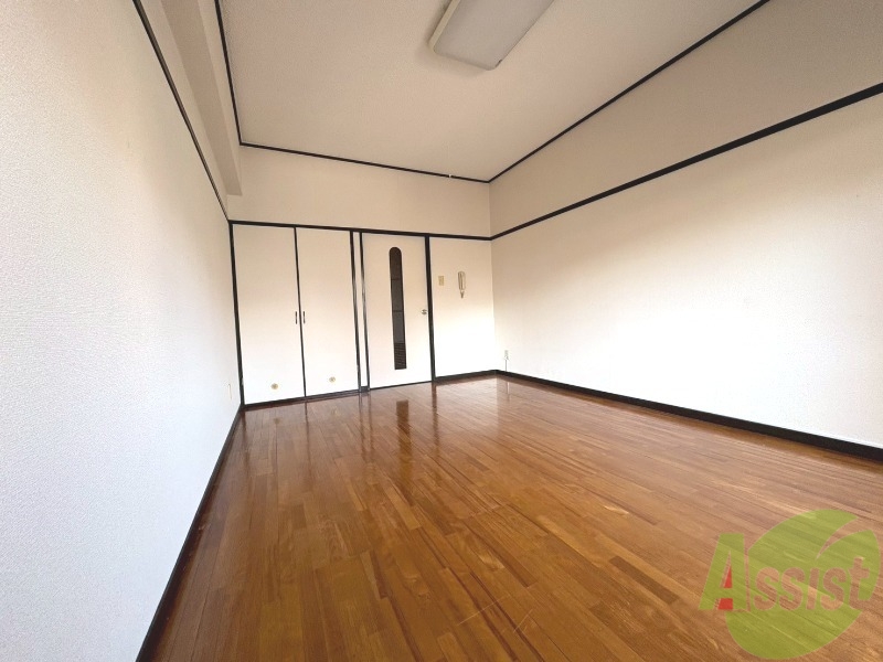 居室・リビング　８．５帖の洋室と広くお部屋を広く使えます。