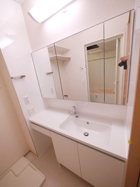 洗面設備　★大きな鏡のついた洗面台です★