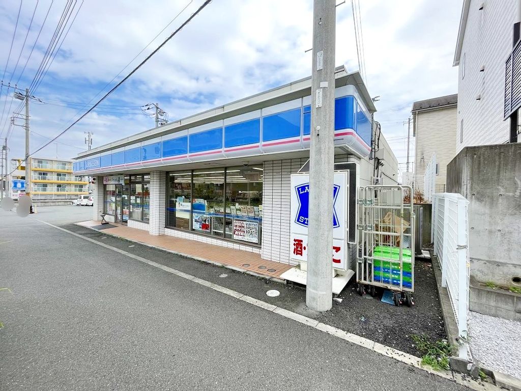 コンビニ　ローソン平塚真田店（コンビニ）まで390m