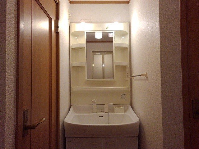 洗面設備　明るい洗面所です