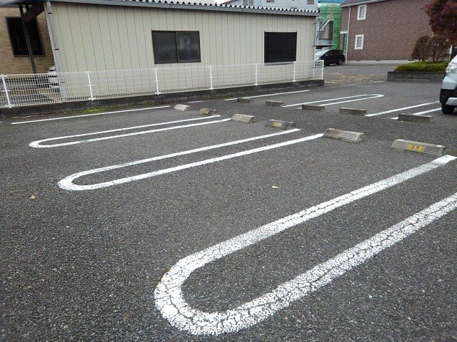 駐車場　駐車場に車を止められます