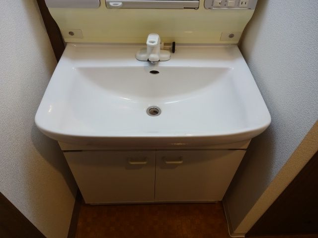 洗面設備　実際は反転の間取りです。