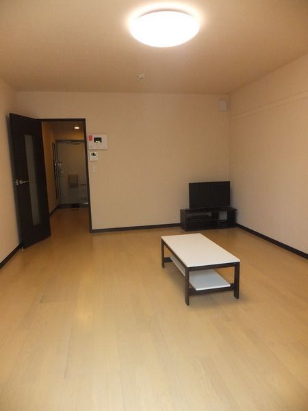 その他部屋・スペース　★TVやテーブル、照明付きですぐに生活できますね★