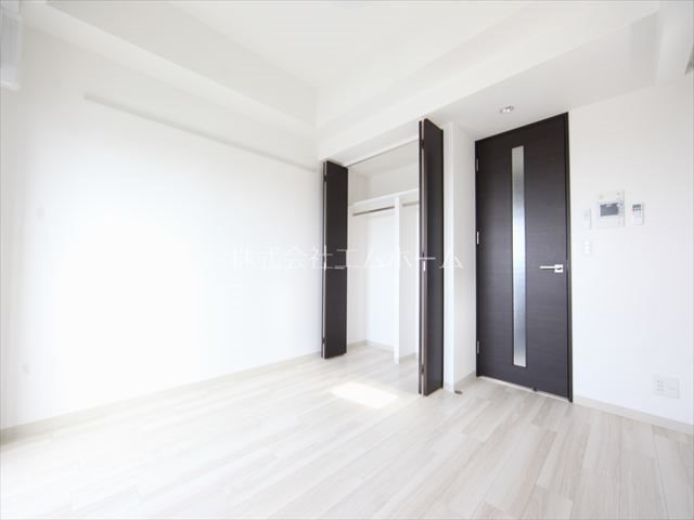 その他　洋室6.5帖　エアコン付　収納充実　バルコニーに面しています