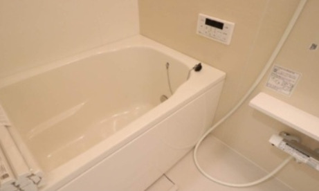 バス・シャワールーム　※写真は105号室(反転タイプ)です。 ※現況を優先いたしま