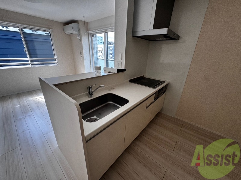 キッチン　こちらはキッチンです。広々としたキッチンですね。